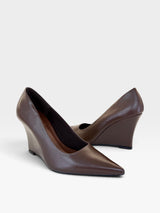 Scarpin Beyou Shoes Manchester marrom em couro com salto anabela de 8,5 cm e bico fino elegante