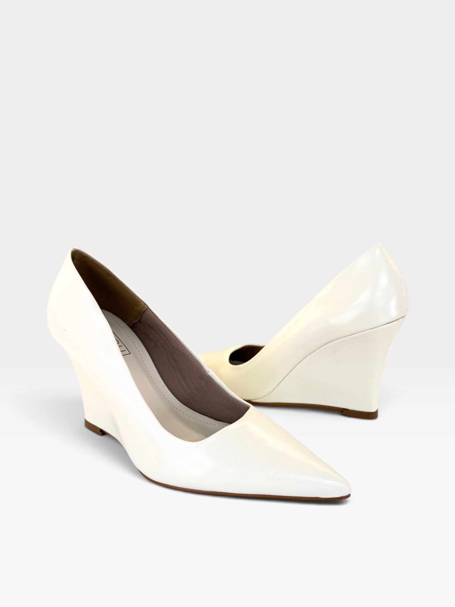 Scarpin Beyou Shoes Manchester em couro off white com salto anabela de 8,5 cm e bico fino elegante