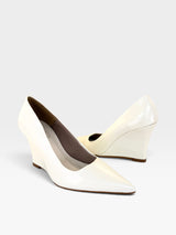 Scarpin Beyou Shoes Manchester em couro off white com salto anabela de 8,5 cm e bico fino elegante
