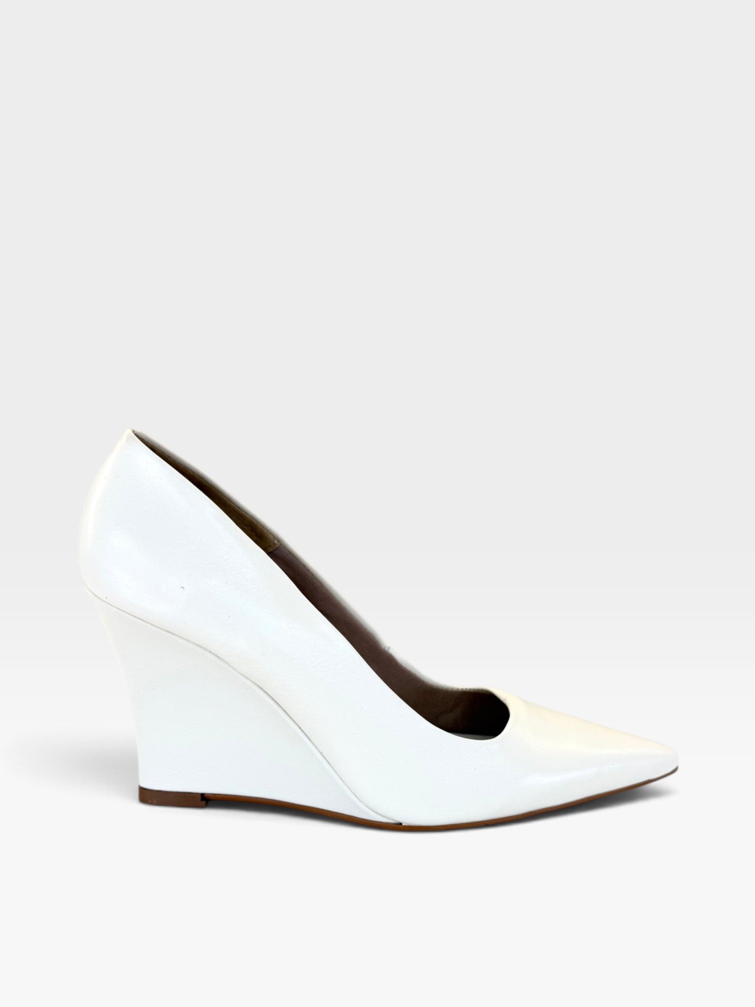 Scarpin Beyou Shoes Manchester em couro off white com salto anabela de 8,5 cm e bico fino elegante.