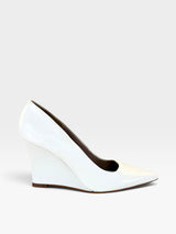 Scarpin Beyou Shoes Manchester em couro off white com salto anabela de 8,5 cm e bico fino elegante.