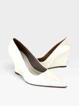 Scarpin Beyou Shoes Manchester em couro off white com salto anabela de 8,5 cm e bico fino elegante