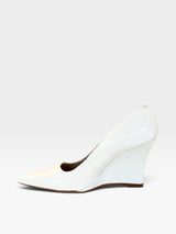 Scarpin Beyou Shoes Manchester em couro off white com salto anabela de 8,5 cm e bico fino