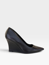 Scarpin Beyou Shoes Manchester em couro preto com salto anabela de 8,5 cm e bico fino, vista lateral.