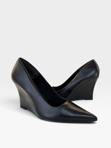 Scarpin Beyou Shoes Manchester em couro preto com salto anabela de 8,5 cm e bico fino elegante