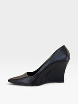 Scarpin Beyou Shoes Manchester em couro preto com salto anabela de 8,5 cm e bico fino, vista lateral.