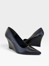 Scarpin Beyou Shoes Manchester em couro preto com salto anabela de 8,5 cm e bico fino elegante