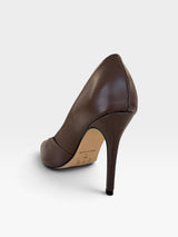 Scarpin Beyou Shoes Beverly Hills marrom em couro com salto alto fino de 10 cm, vista traseira