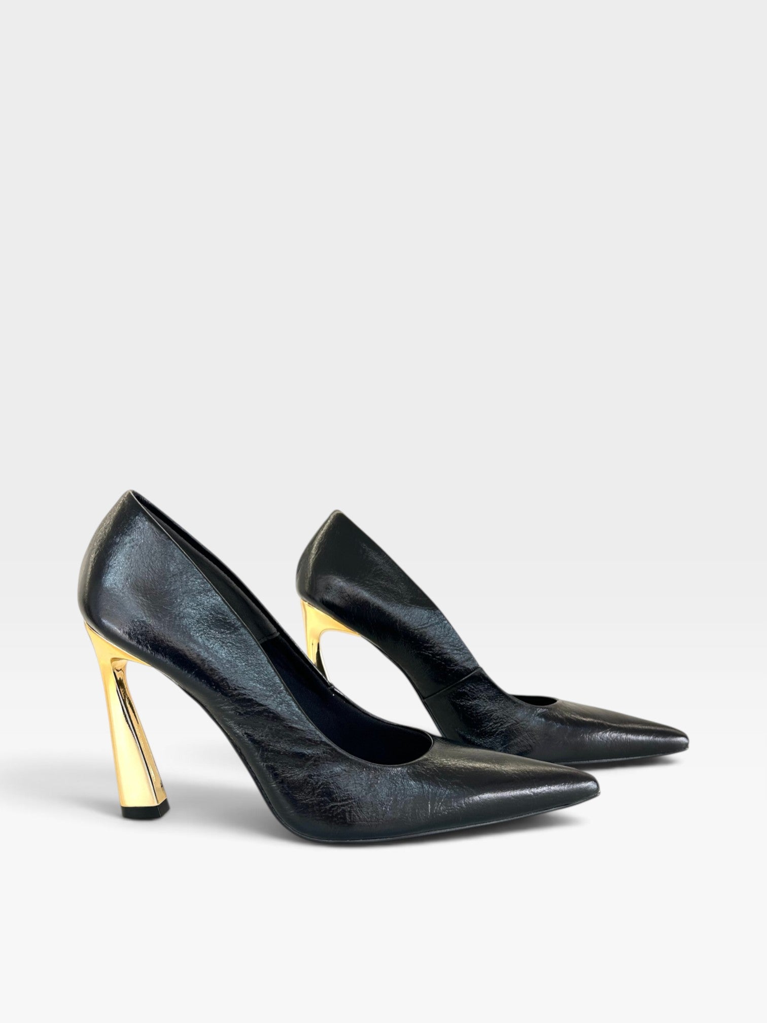 Scarpin Beyou Shoes Monaco em couro preto com bico fino e salto taça dourado de 10 cm