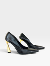 Scarpin Beyou Shoes Monaco em couro preto com bico fino e salto taça dourado de 10 cm