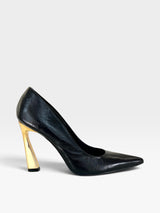 Scarpin Beyou Shoes Monaco preto em couro com bico fino e salto taça dourado de 10 cm