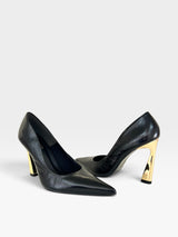 Scarpin Beyou Shoes Monaco em couro preto com bico fino e salto taça dourado de 10 cm