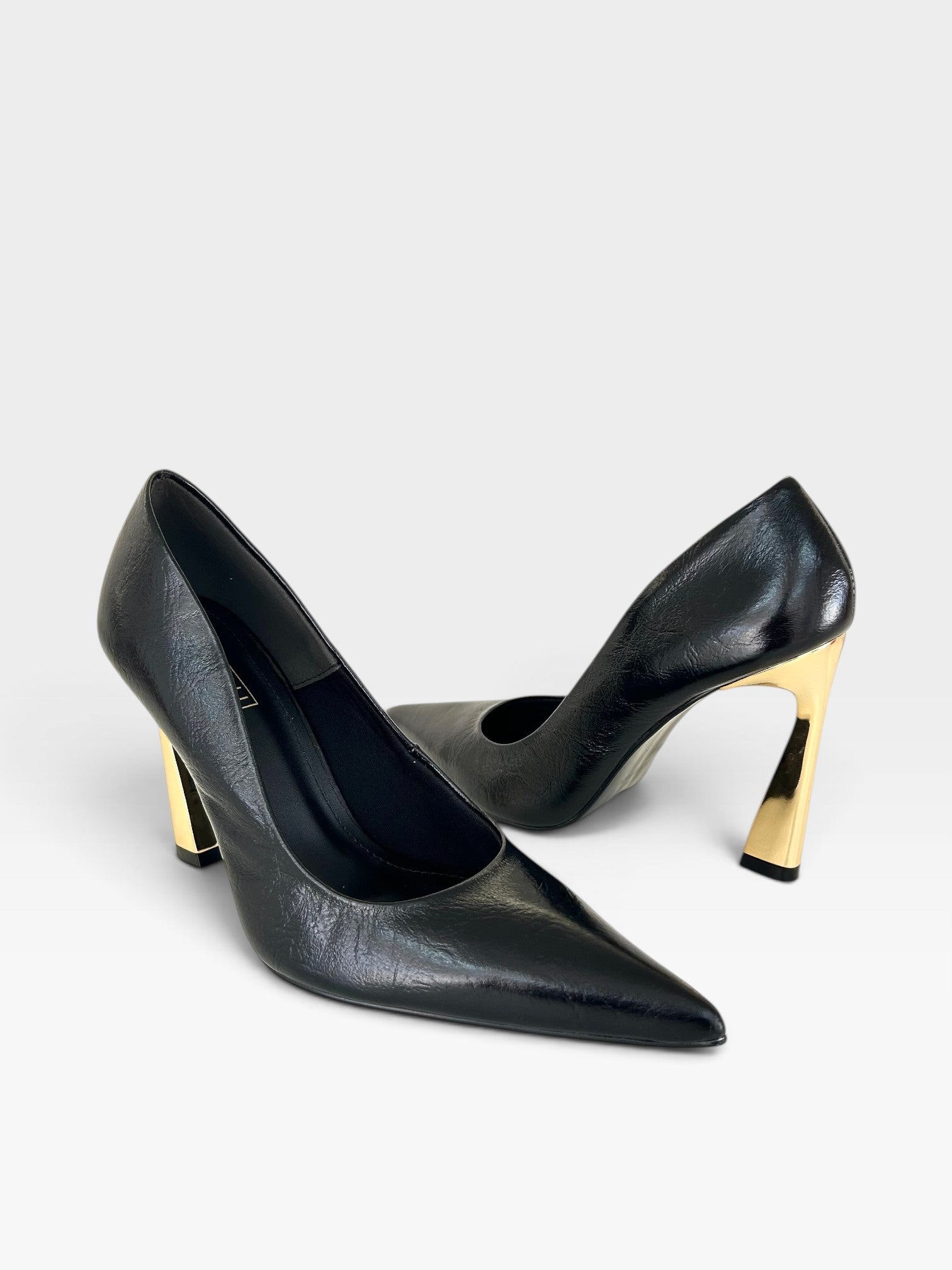 Scarpin Beyou Shoes Monaco em couro preto com bico fino e salto taça dourado de 10 cm