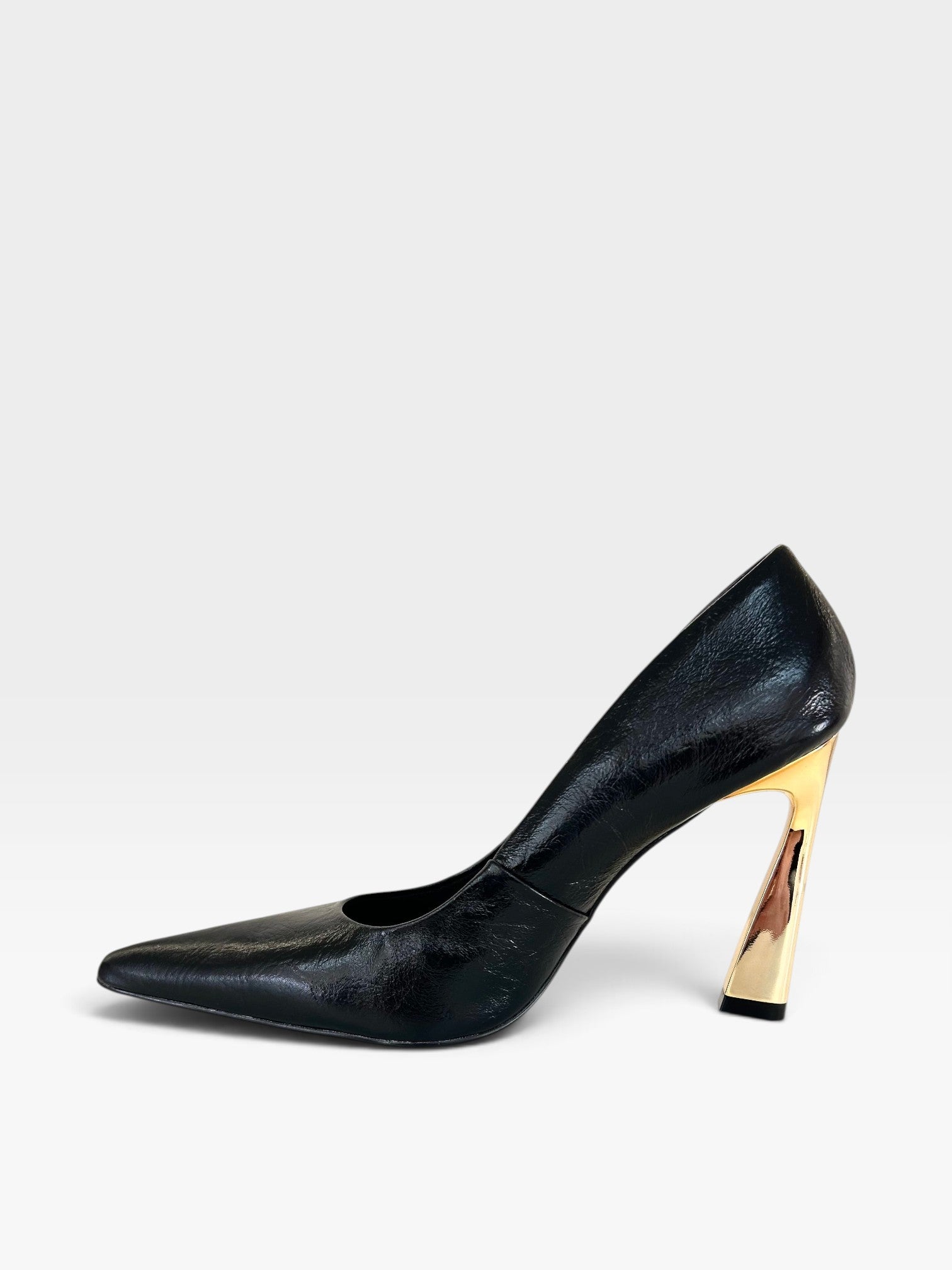 Scarpin Beyou Shoes Monaco preto em couro com bico fino e salto taça dourado de 10 cm