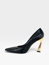 Scarpin Beyou Shoes Monaco preto em couro com bico fino e salto taça dourado de 10 cm