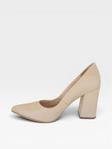 Scarpin Beyou Shoes California nude em napa com salto bloco de 9,5 cm, design clássico e elegante