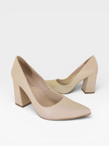 Scarpin Beyou Shoes modelo California na cor nude, feito em napa com salto bloco de 9,5 cm e bico fino elegante.