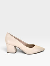 Scarpin Beyou Shoes Cagliari na cor nude em napa com salto bloco de 6 cm e bico fino elegante