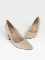 Scarpin Beyou Shoes California nude em napa com salto bloco de 9,5 cm e bico fino elegante
