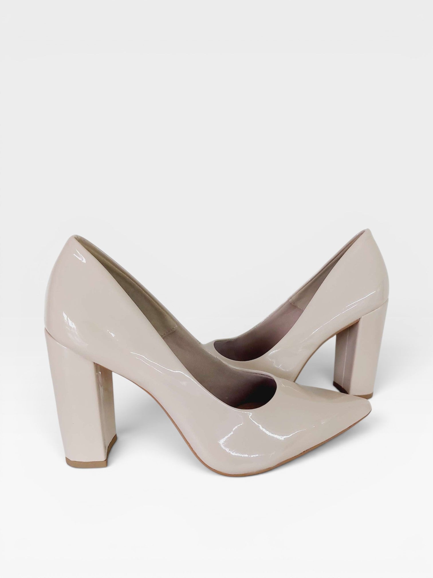 Scarpin Beyou Shoes California nude em verniz com salto bloco de 9,5 cm e bico fino elegante