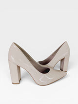 Scarpin Beyou Shoes California nude em verniz com salto bloco de 9,5 cm e bico fino elegante