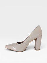 Scarpin Beyou Shoes California nude em verniz com salto bloco de 9,5 cm e bico fino, elegante e versátil.