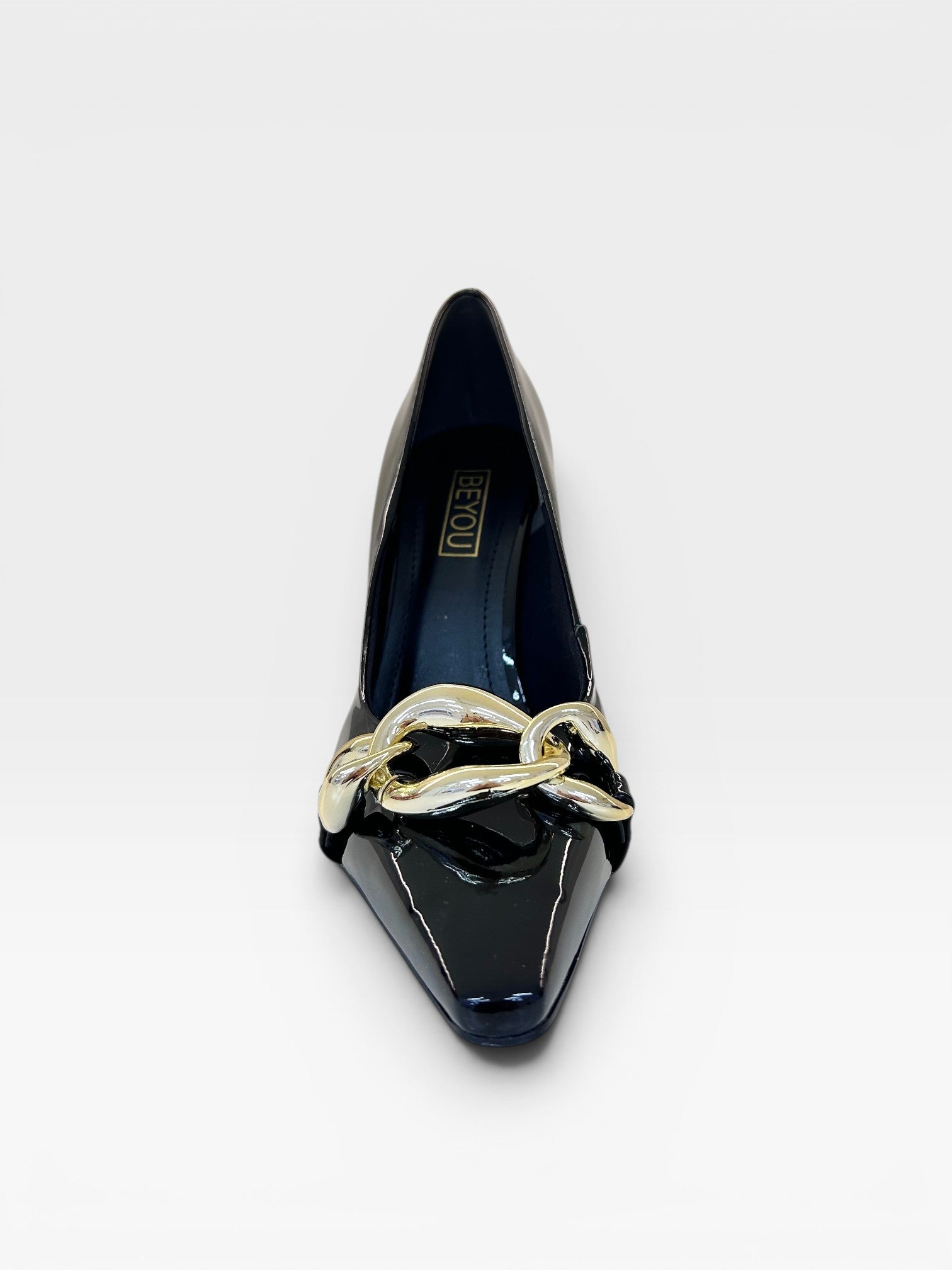 Scarpin Beyou Shoes preto em verniz com detalhe de corrente dourada sobre o cabedal