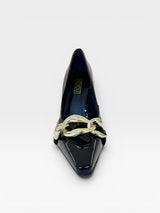 Scarpin Beyou Shoes preto em verniz com detalhe de corrente dourada sobre o cabedal