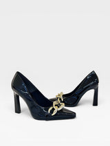 Scarpin Beyou Shoes preto em verniz com salto alto e detalhe de corrente dourada no cabedal