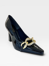 Scarpin Beyou Shoes preto em verniz com salto alto e detalhe de corrente dourada no cabedal