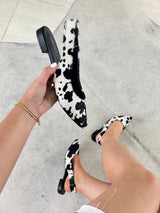 Slingback Beyou Shoes Barretos em couro com estampa animal print de vaquinha preta e branca, modelo sem salto.