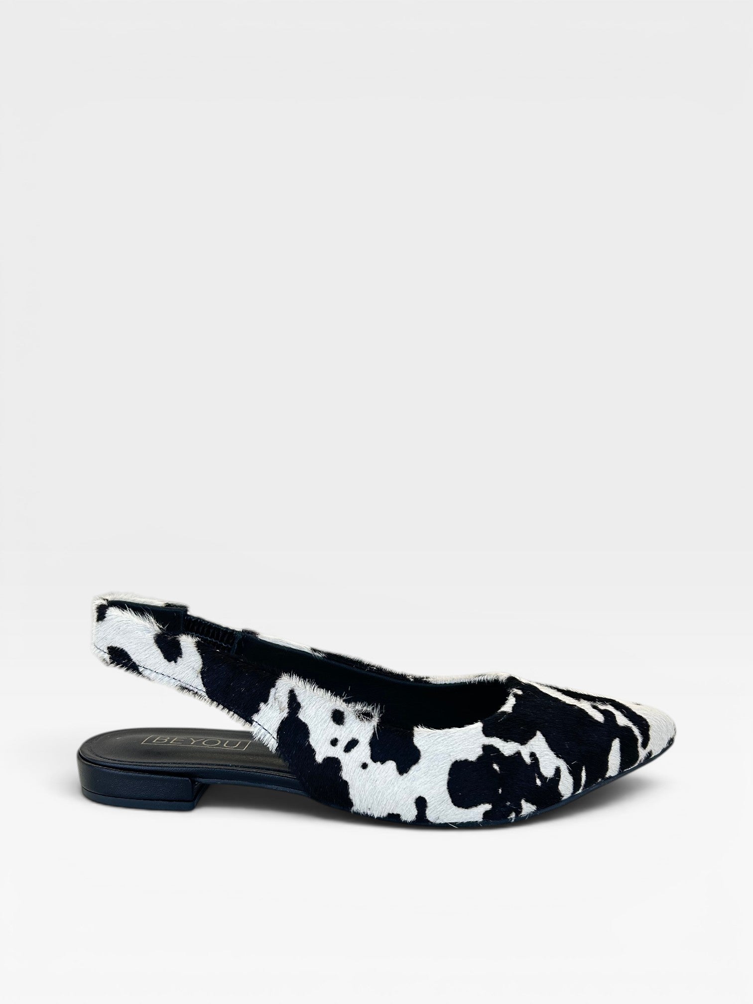 Slingback Beyou Shoes Barretos em couro com estampa animal print de vaca preta e branca, modelo sem salto.