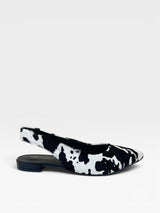 Slingback Beyou Shoes Barretos em couro com estampa animal print de vaca preta e branca, modelo sem salto.