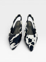 Slingback Beyou Shoes Barretos em couro com estampa animal print de vaca preta e branca e bico fino