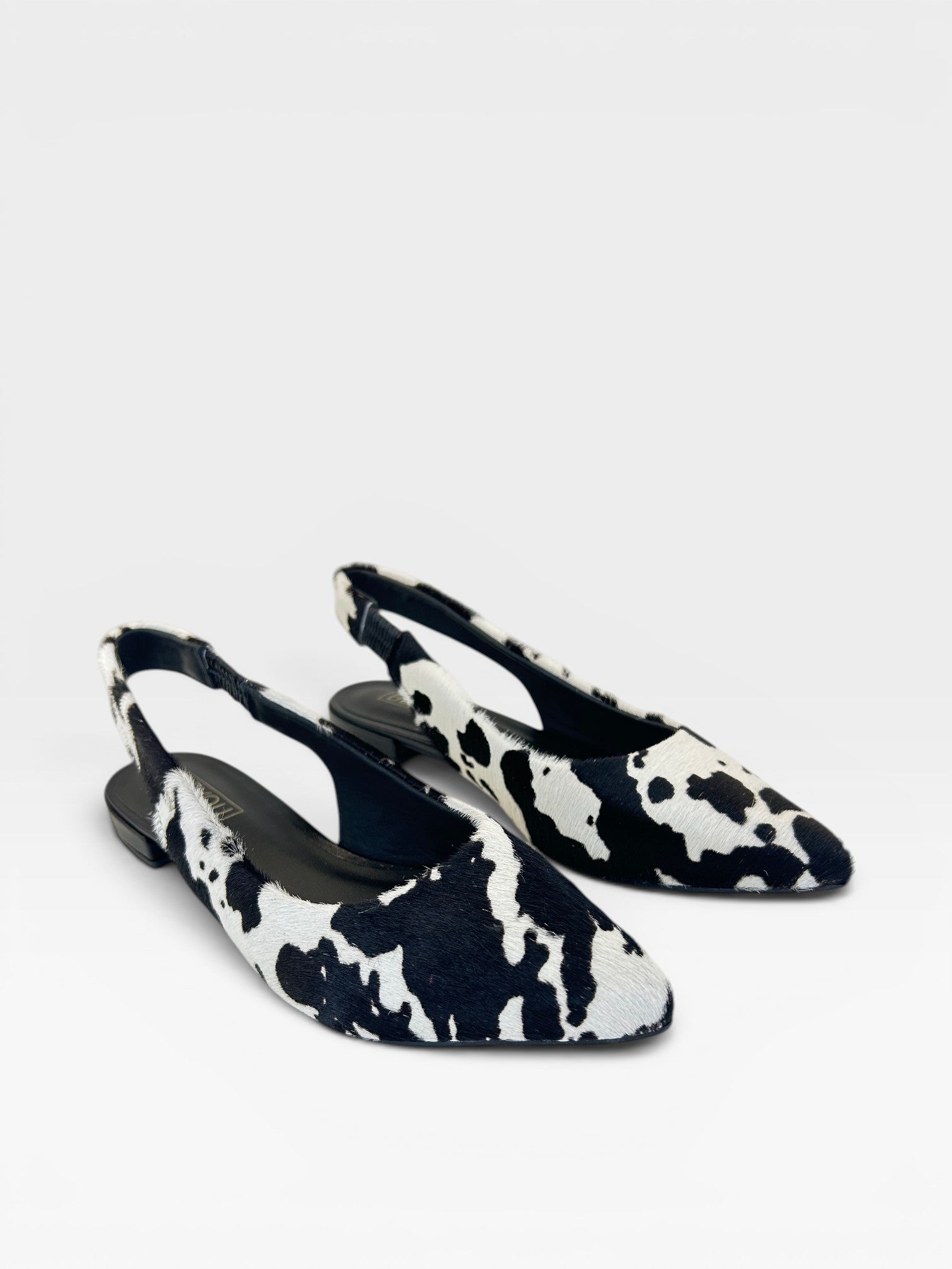Slingback Beyou Shoes Barretos em couro legítimo com estampa animal print de vaquinha preta e branca