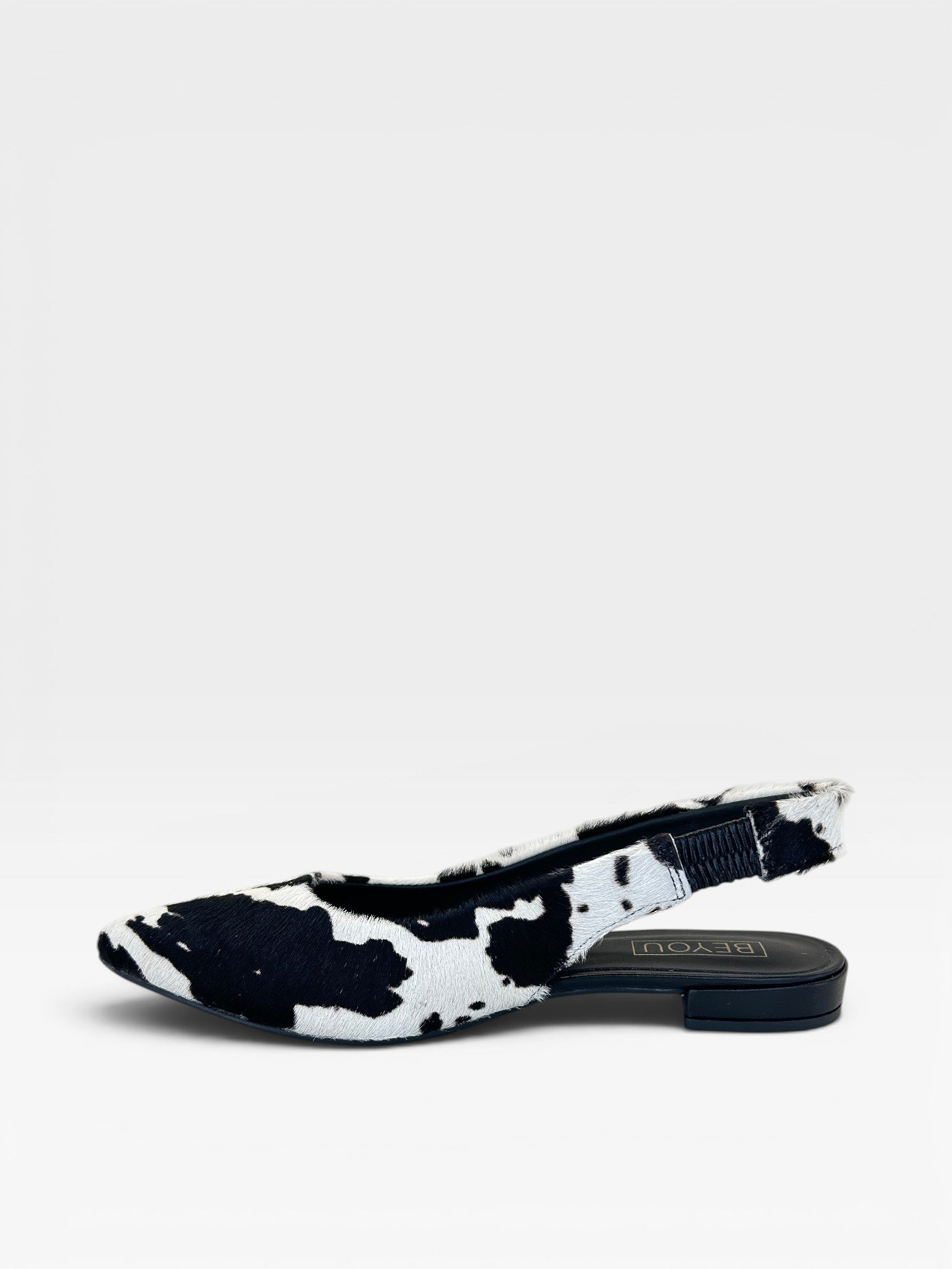 Slingback Beyou Shoes Barretos em couro com estampa animal print de vaca preta e branca sem salto