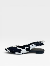 Slingback Beyou Shoes Barretos em couro com estampa animal print de vaca preta e branca sem salto