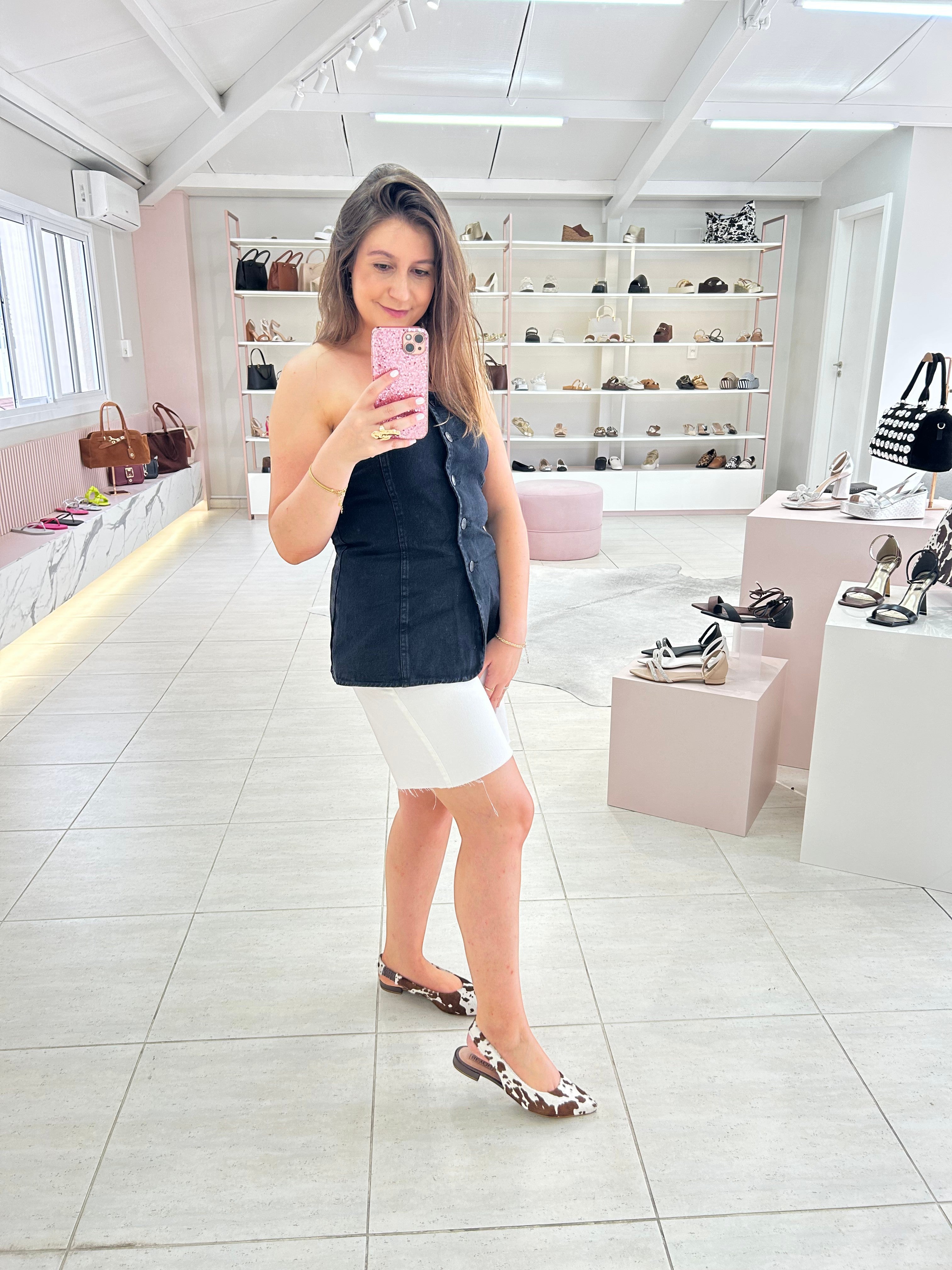 Slingback Beyou Shoes Barretos em couro com estampa animal print de vaquinha preta e branca, sem salto.