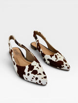 Slingback Beyou Shoes Barretos em couro com estampa animal print de vaquinha preta e branca, bico fino sem salto.