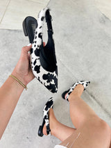 Slingback Beyou Shoes Barretos em couro legítimo com estampa animal print de vaquinha preta e branca sem salto