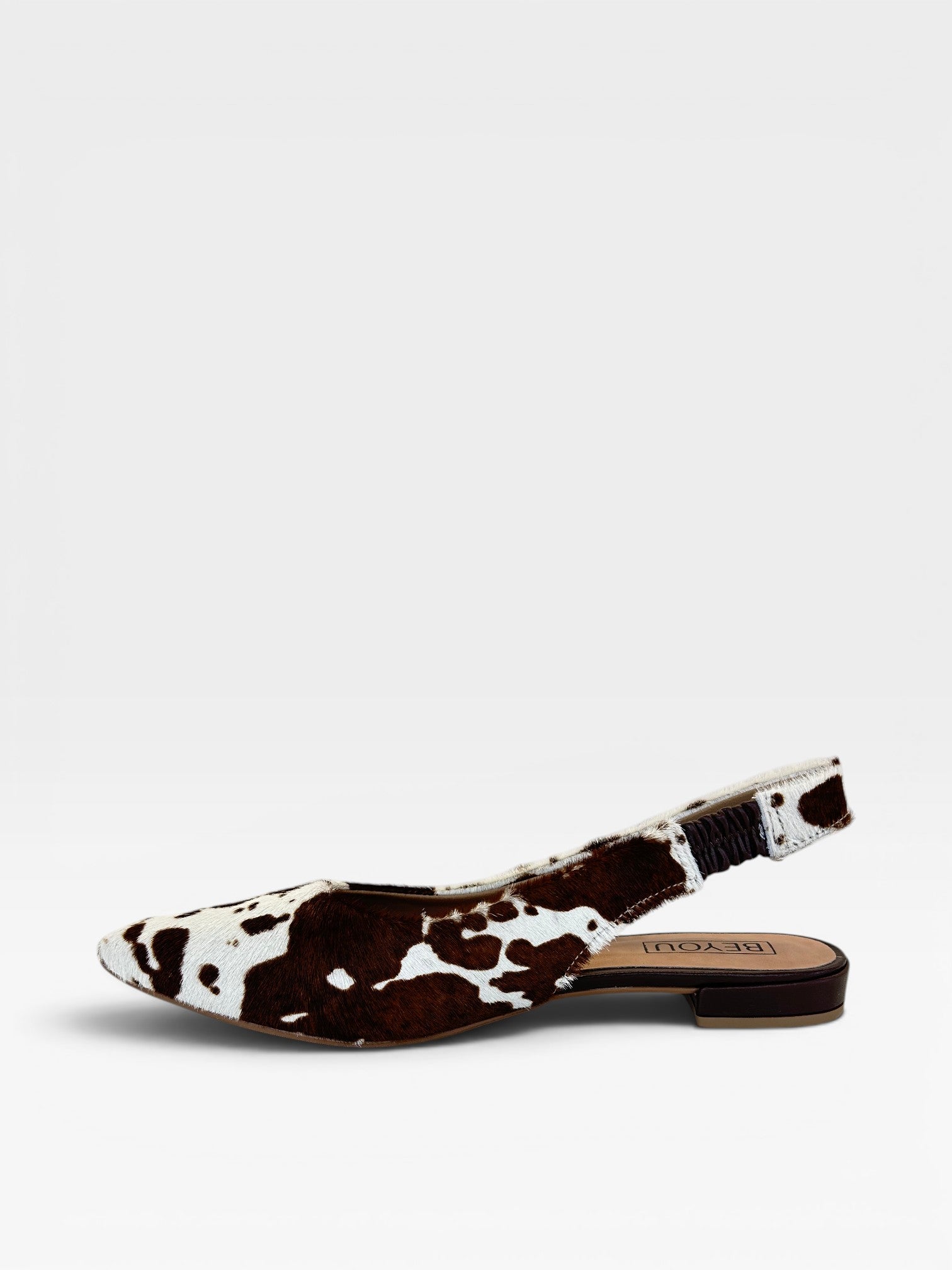 Slingback Beyou Shoes Barretos em couro legítimo com estampa animal print de vaca, bico fino e salto rasteiro.