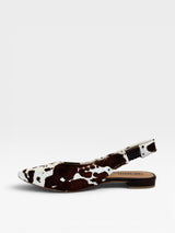 Slingback Beyou Shoes Barretos em couro legítimo com estampa animal print de vaca, bico fino e salto rasteiro.