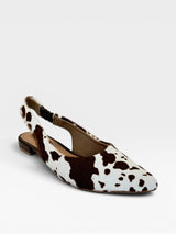 Slingback Beyou Shoes Barretos em couro com estampa animal print de vaca, bico fino e salto baixo.