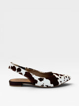 Slingback Beyou Shoes Barretos em couro com estampa animal print de vaca, bico fino e salto baixo, vista lateral.