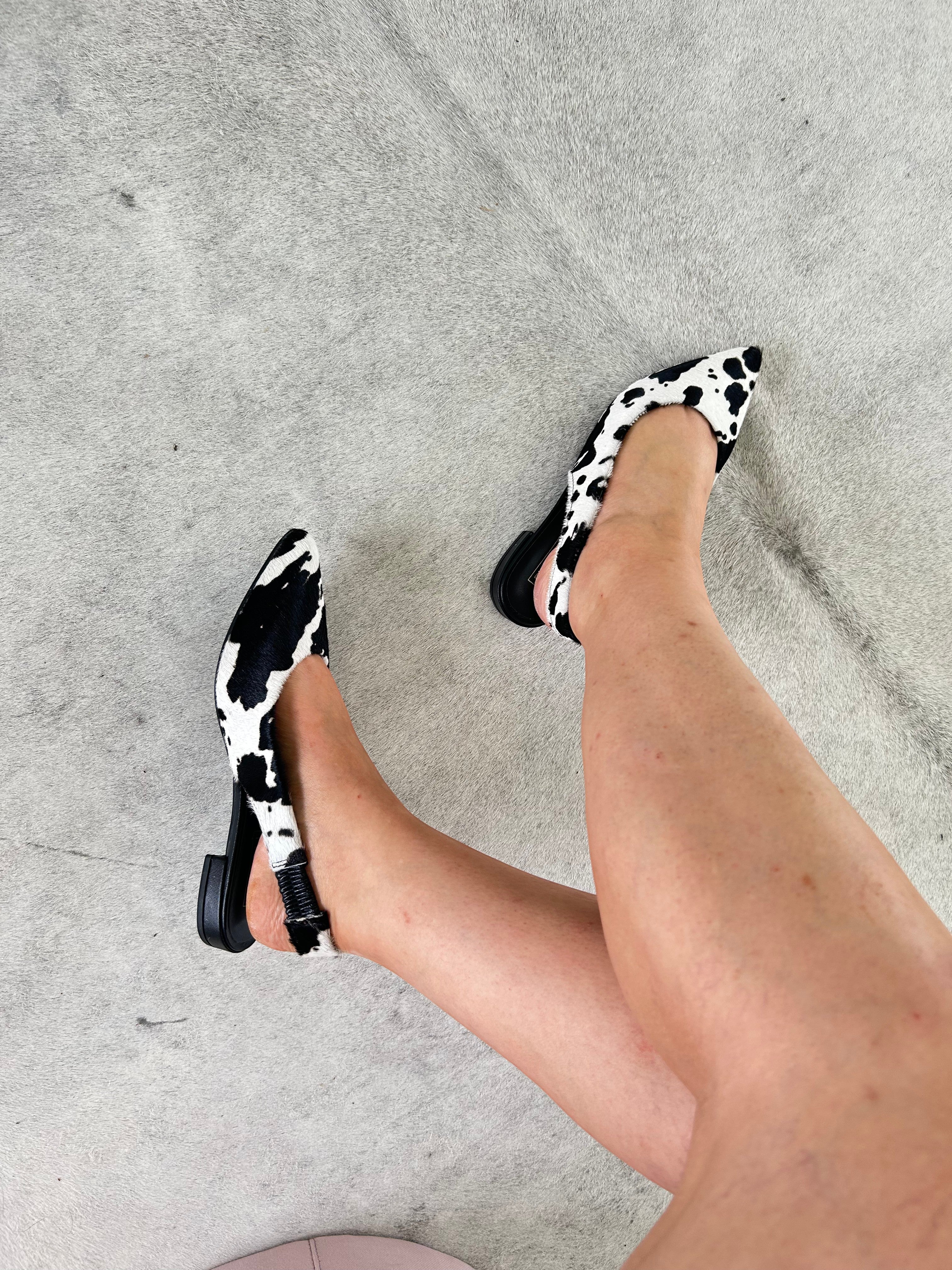 Slingback Beyou Shoes Barretos em couro legítimo com estampa animal print de vaquinha preta e branca sem salto