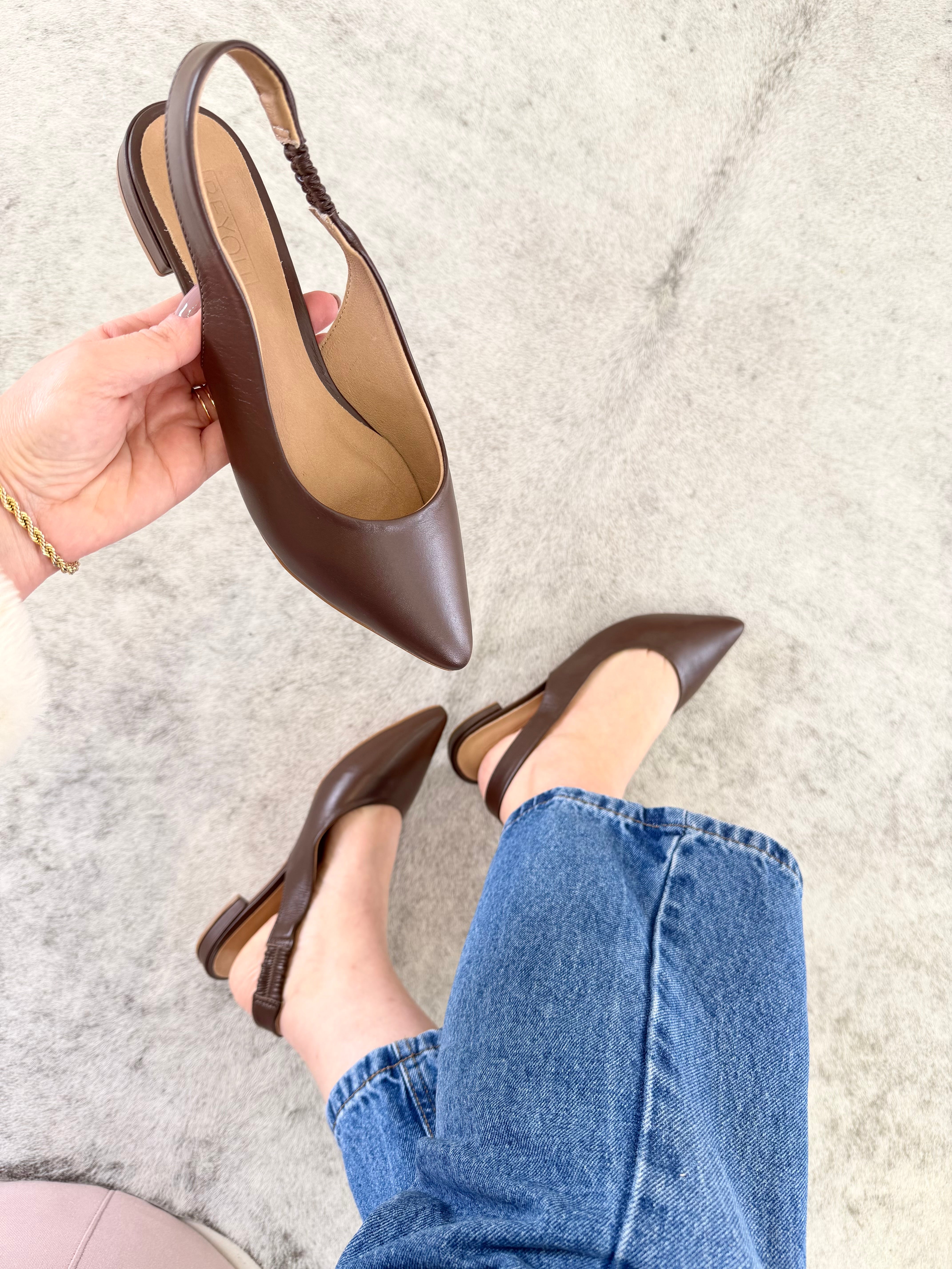 Slingback Barretos Beyou Shoes em couro marrom com bico fino e tira elástica no calcanhar, usado com calça jeans.
