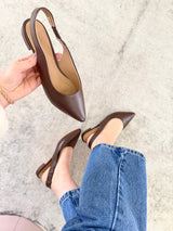 Slingback Barretos Beyou Shoes em couro marrom com bico fino e tira elástica no calcanhar, usado com calça jeans.