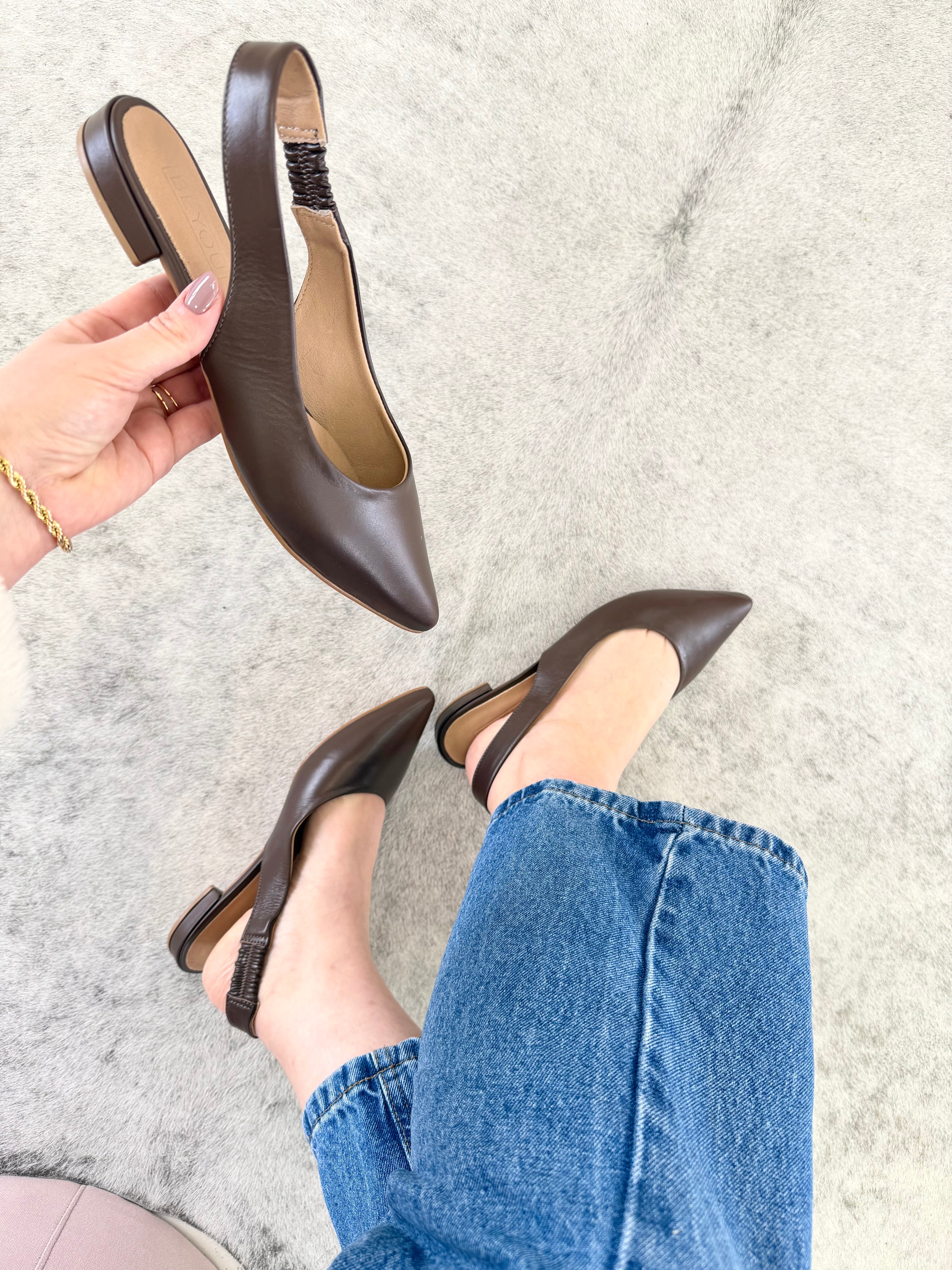Slingback Beyou Shoes Barretos em couro marrom liso com bico fino e tira elástica no calcanhar