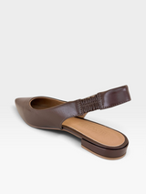 Slingback Beyou Shoes Barretos em couro marrom com bico fino e tira elástica no calcanhar