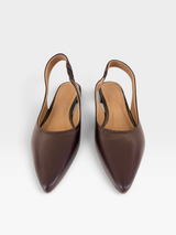 Slingback Beyou Shoes Barretos em couro marrom com bico fino e tira elástica no calcanhar